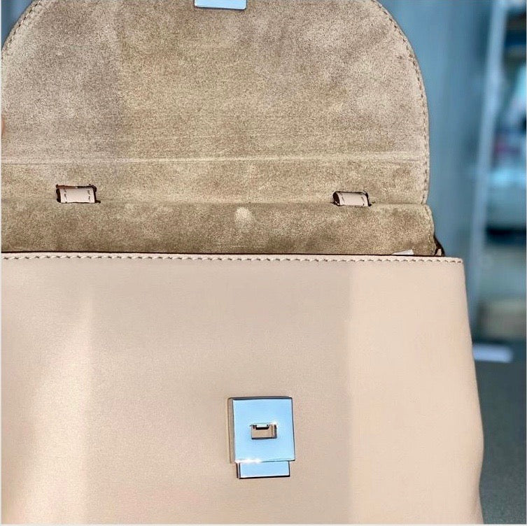 Klein luxe crossbody tasje design Meggy K Munich