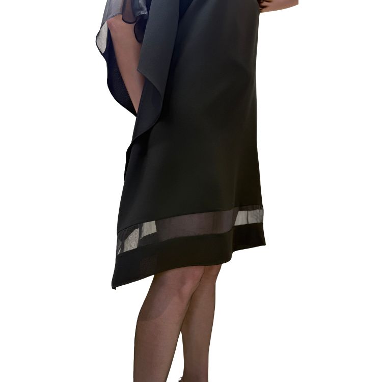 Asymmetrische jurk met zijde inzetstukken