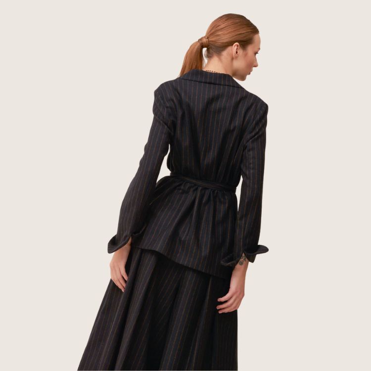 Flanellen krijtstreep blazer met ceintuur – Made in Italy | Tijdloze elegantie