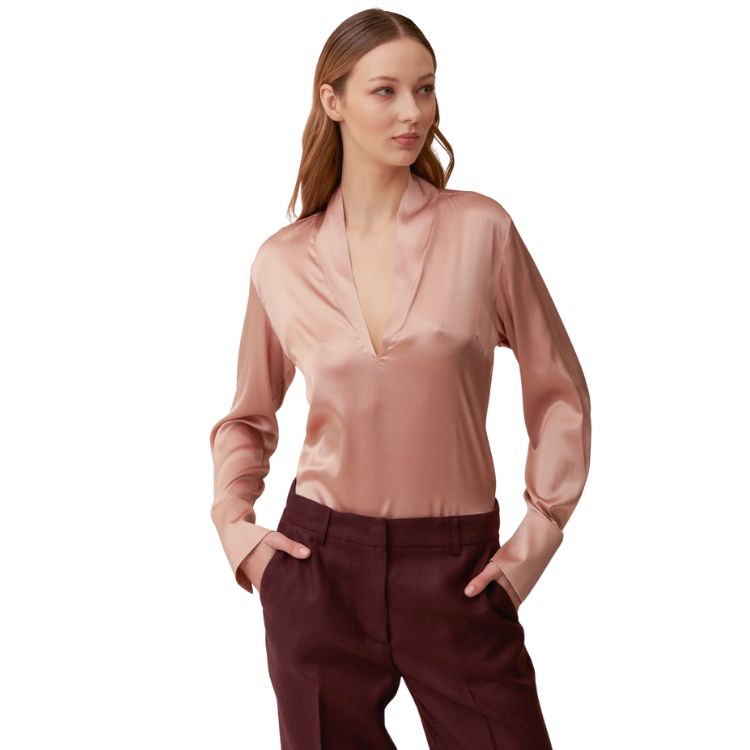 Blusa con scollo a V montante in raso di seta stretch