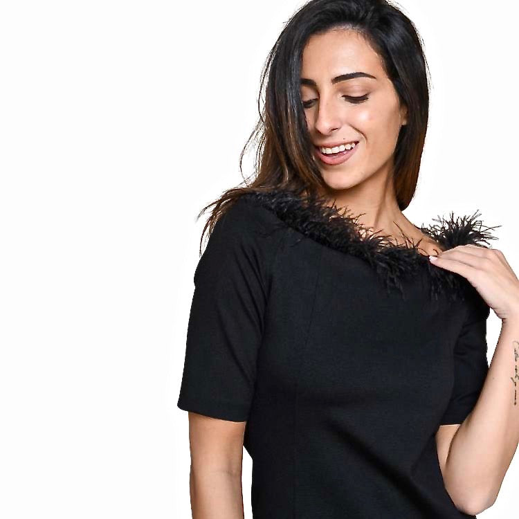 Cocktailjurk met hals geferciered met veertjes