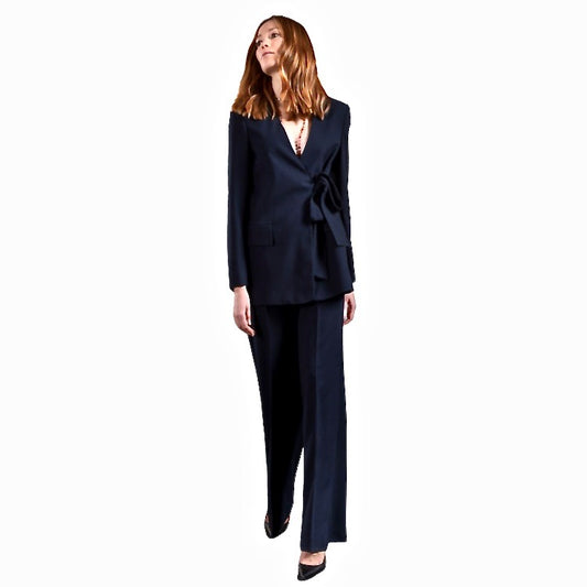 Donkerblauw pak met wijde pantalons en wikkeljasje.